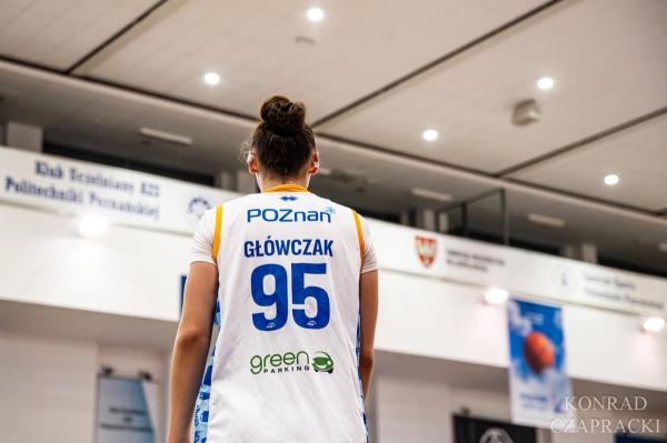 Martyna Główczak (95) na parkiecie hali CSPP, widziana od tyłu.
