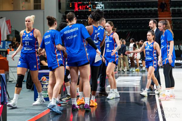 Laura Miškinienė (21), Malina Piasecka (91) i drużyna po końcowej syrenie.