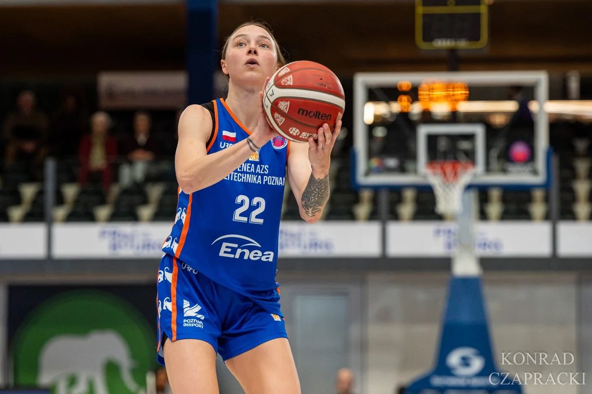 Anna Jakubiuk (22) przy rzucie w meczu z BCF Elfic Fribourg.