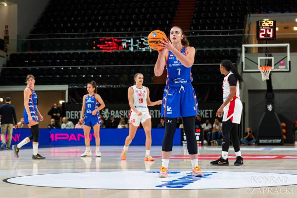 Aleksandra Pszczolarska (7) przy rzucie osobistym.