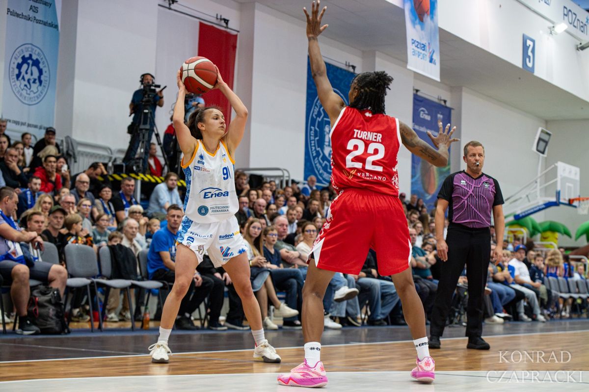 Malina Piasecka (nr 91, Enea AZS Politechnika Poznań) z piłką, kryje ją zawodniczka PGE Wisły Kraków z numerem 22; w tle kibice w hali CSPP