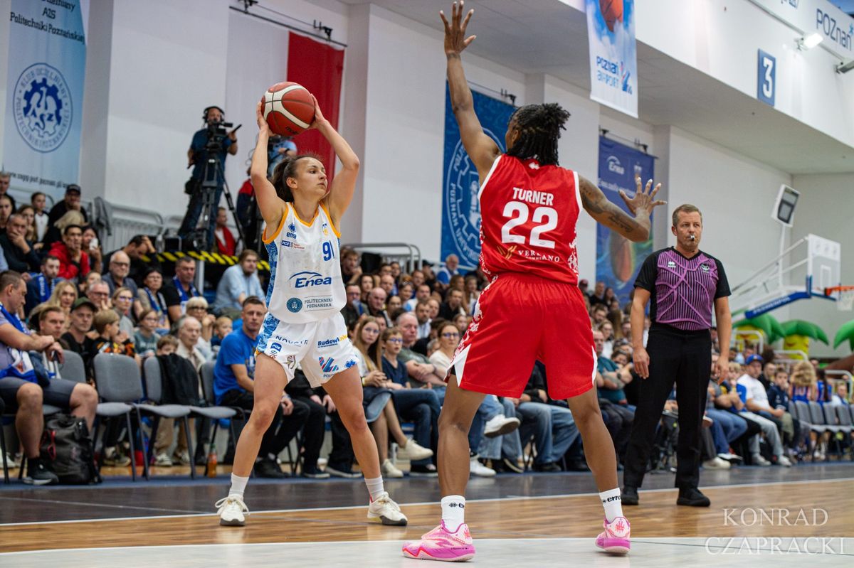 Malina Piasecka (nr 91, Enea AZS Politechnika Poznań) z piłką, kryje ją zawodniczka PGE Wisły Kraków z numerem 22; w tle kibice w hali CSPP