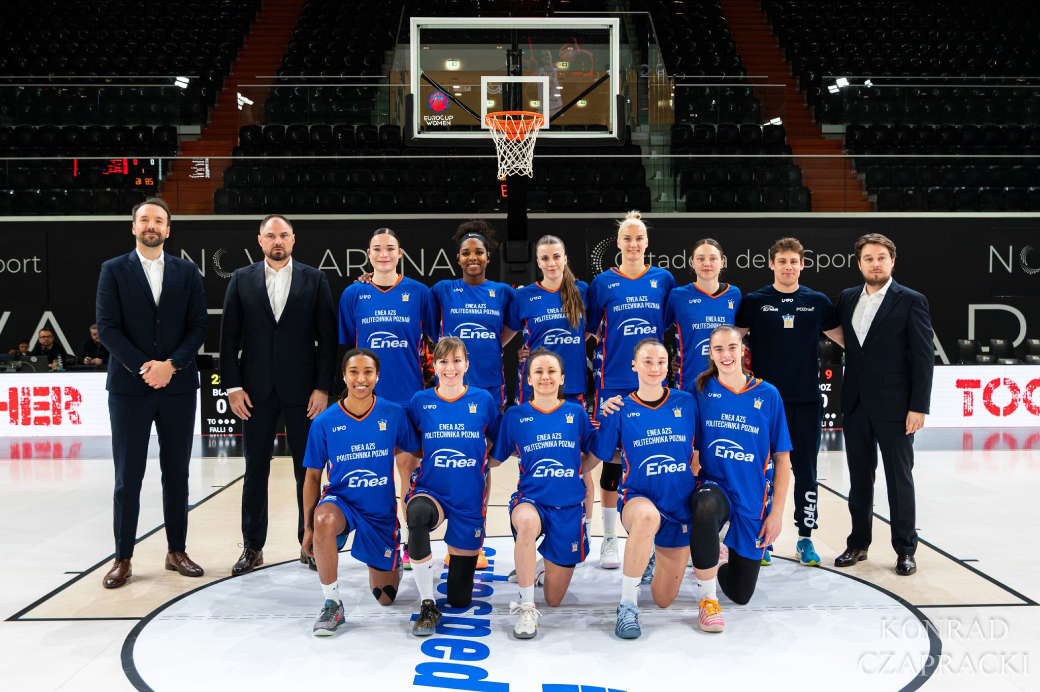 Wspólne zdjęcie drużyny Enea AZS i sztabu przed meczem EuroCup Women w Tortonie.