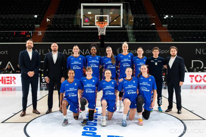 Wspólne zdjęcie drużyny Enea AZS i sztabu przed meczem EuroCup Women w Tortonie.