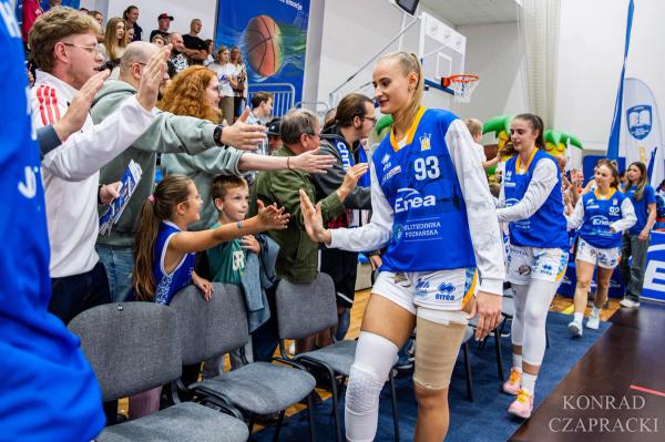 Maja Troszka (93) świętuje wygraną z kibicami przy trybunach