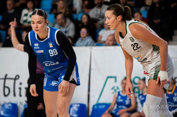 Wiktoria Haegenbarth (99) w obronie naprzeciw zawodniczki Lublina.
