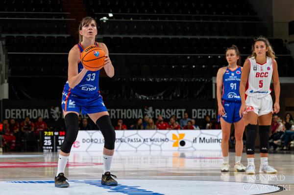 Kapitanka Jovana Popović (33) rzuca osobisty, obok Malina Piasecka (91).