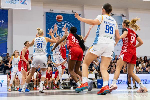 Wiktoria Haegenbarth (99) i Laura Miškinienė (21) walczą o zbiórkę