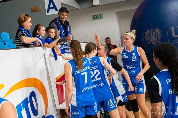 Aleksandra Pszczolarska (7), Anna Jakubiuk (22) i Laura Miškinienė (21) dziękują kibicom.