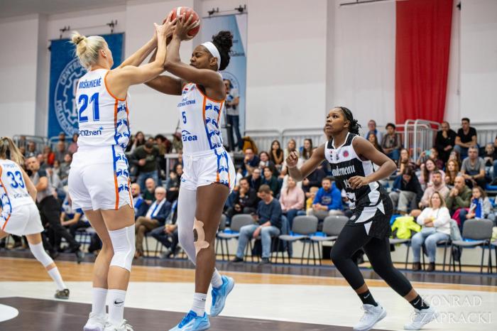 Gmrice Davis (5) i Laura Miškinienė (21) walczą o piłkę na zbiórce pod koszem.