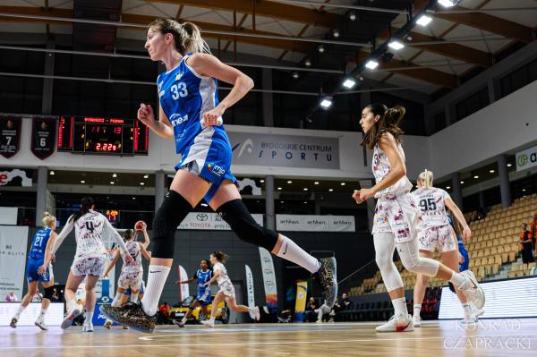 Kapitanka Jovana Popović (33) w biegu do kontrataku na tle tablicy wyników