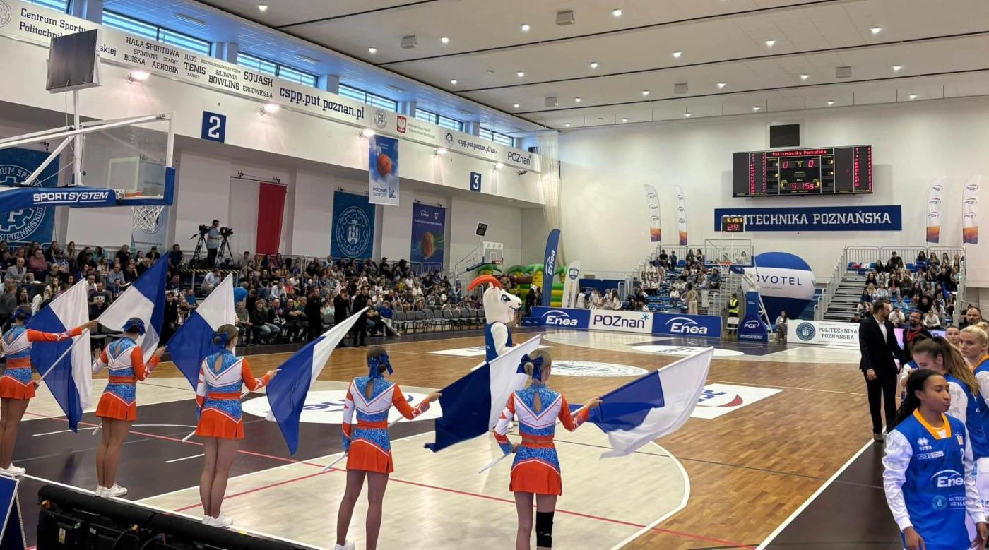 Hala Centrum Sportu Politechniki Poznańskiej w dniu meczu: kibice na trybunach, cheerleaderki z flagami klubu