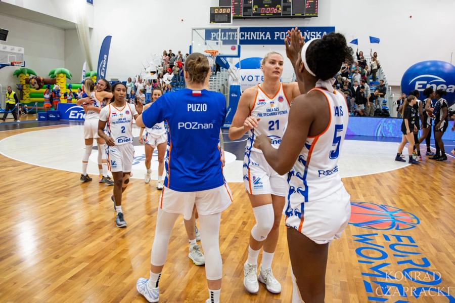 Zawodniczki Enea AZS przybijają piątki po końcowej syrenie historycznego zwycięstwa w EuroCup.