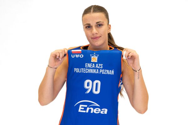 Dominika Puzio (90) prezentuje koszulkę z herbem Enea AZS Politechnika Poznań.