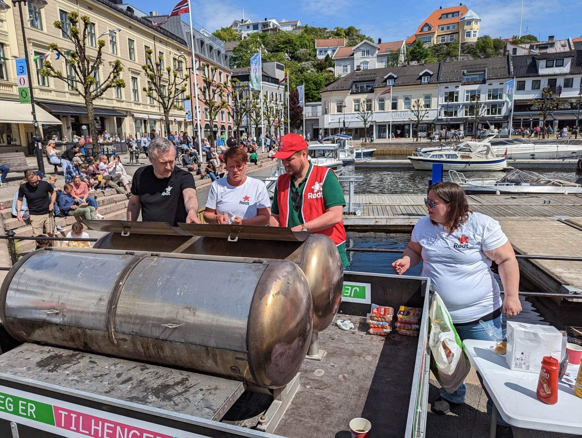Stand i Arendal sentrum 27.05.2023 med utdeling av gratis pølser og kaffe