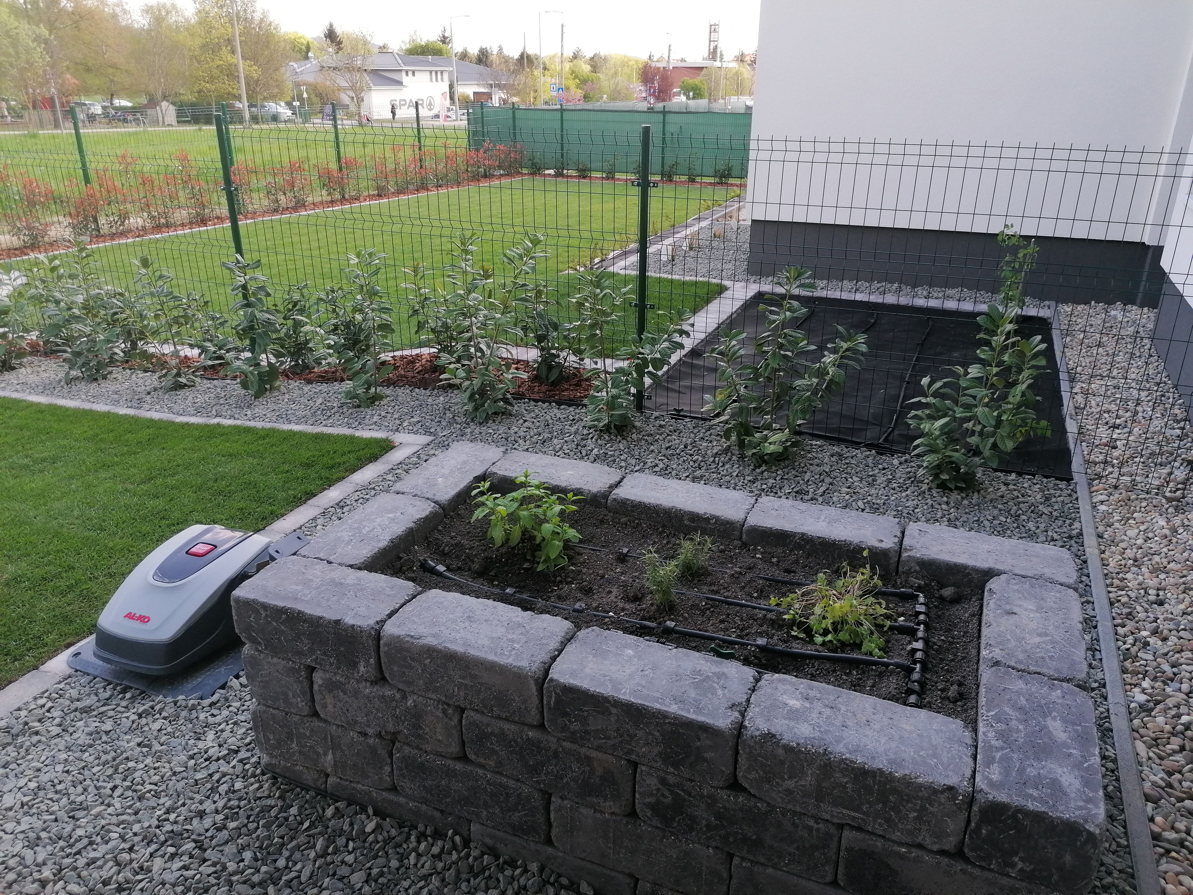 Robotfűnyíró-barát kertek építése Budakeszin