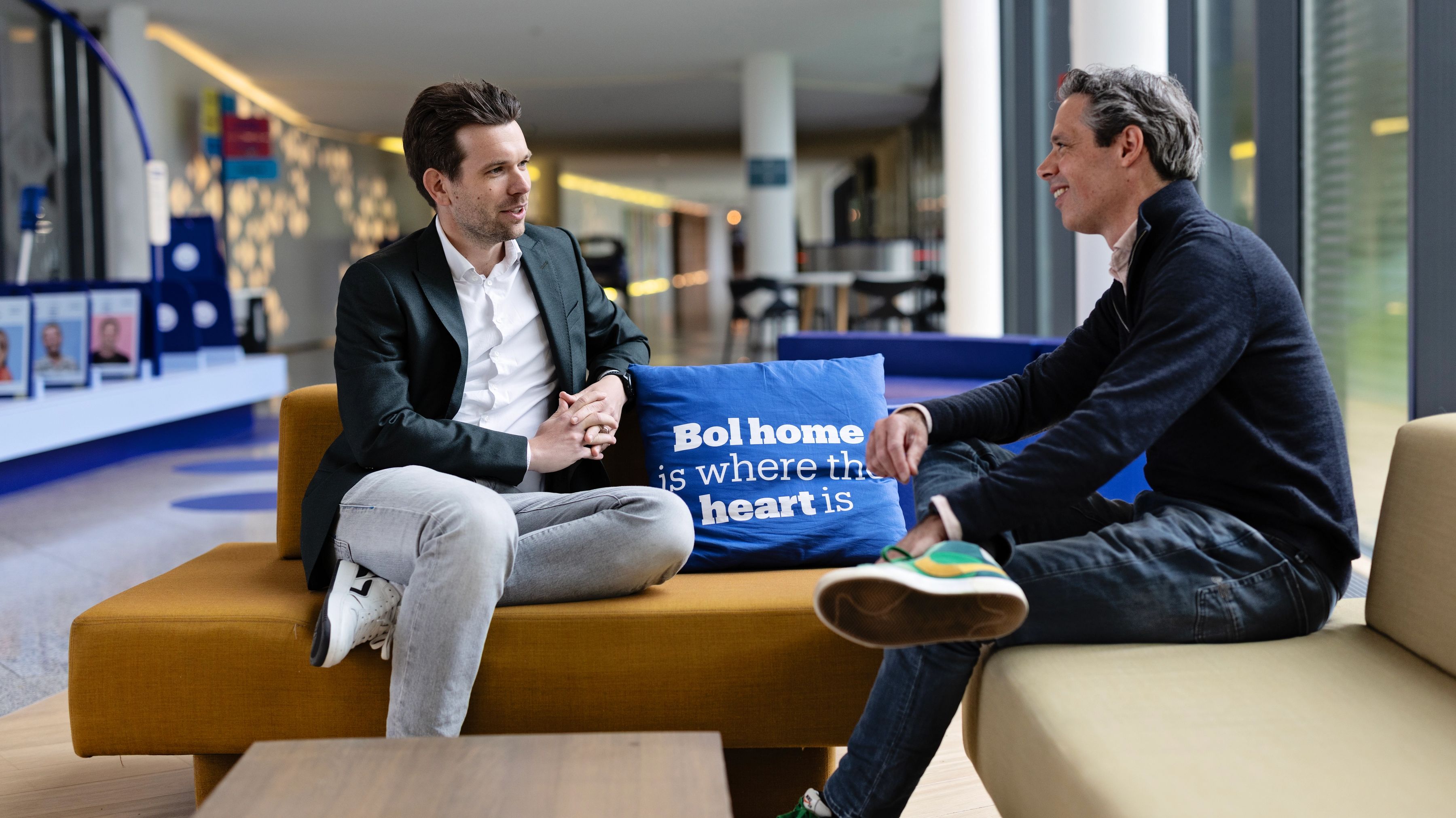 twee mensen die praten