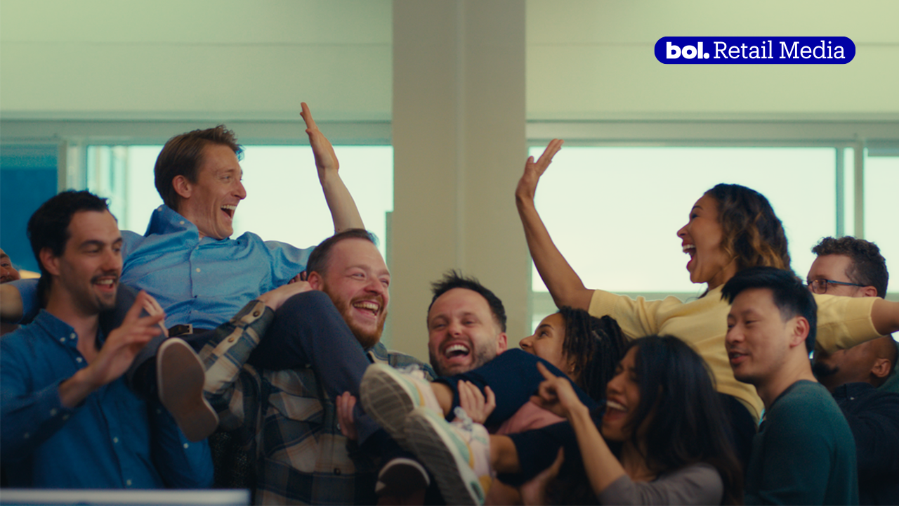 Blije ondernemers geven elkaar een high five op de schouders van collega's