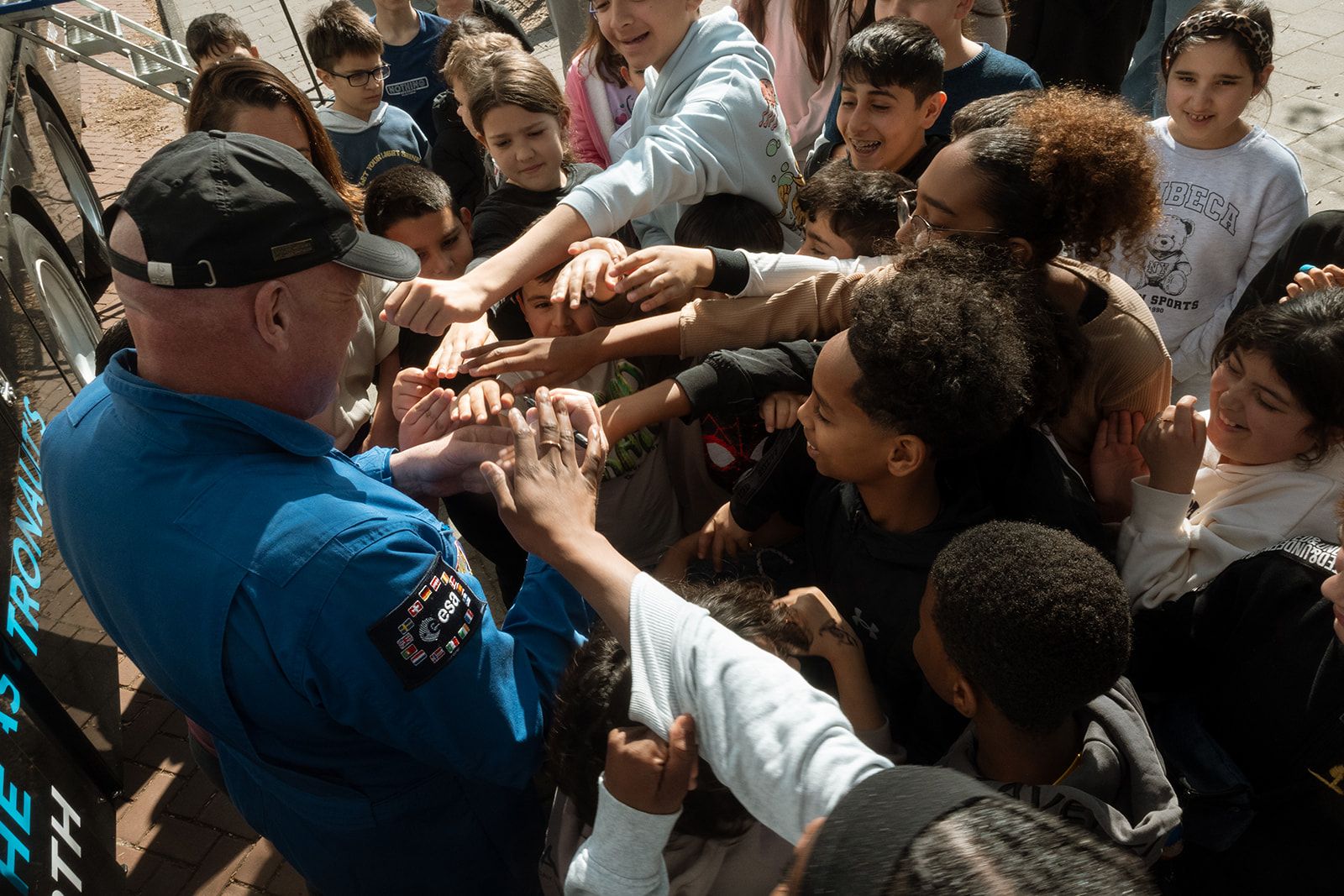 Andre Kuipers en leerlingen voor de Spacebuzz