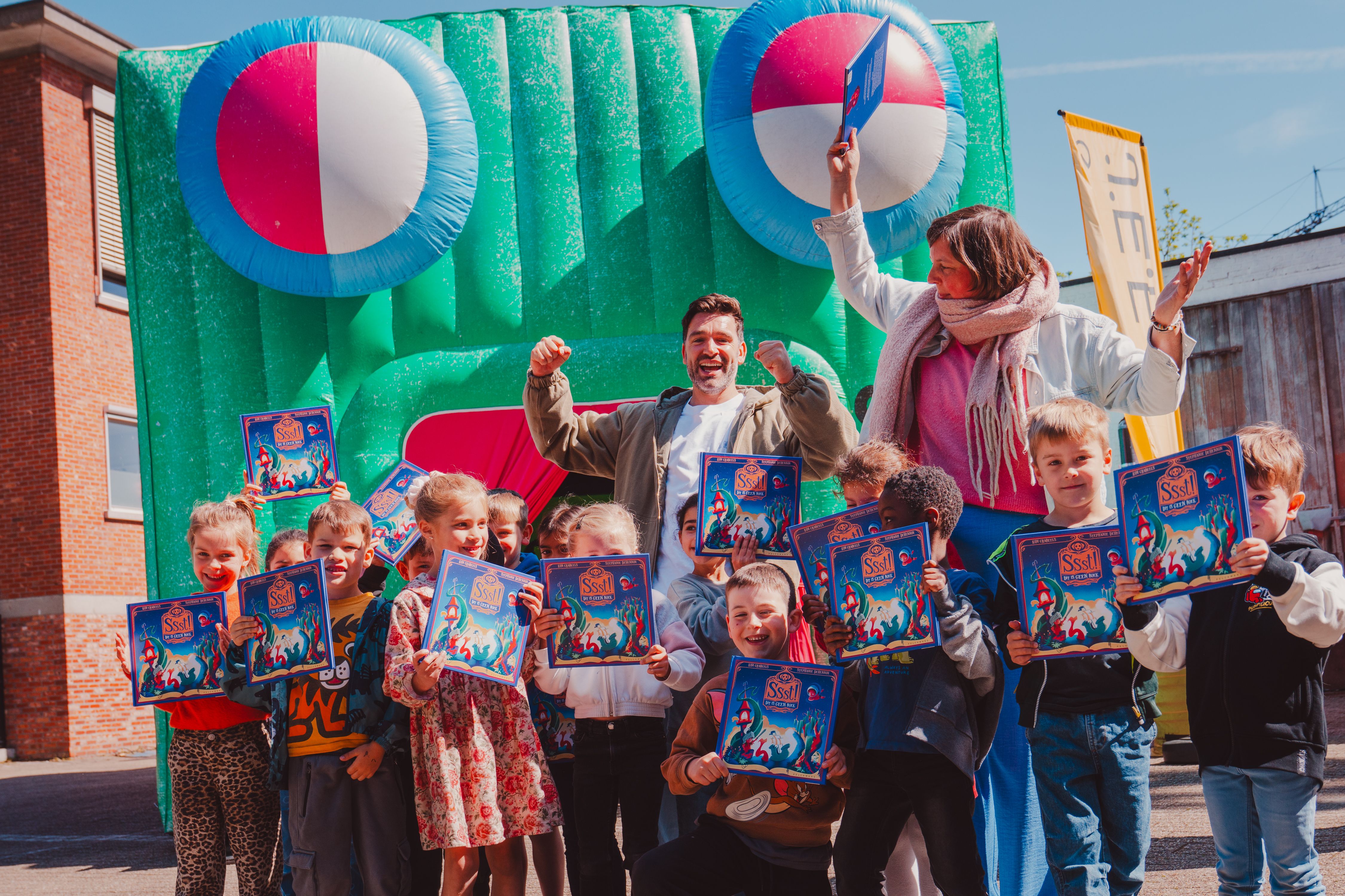 Artiest Metejoor samen met kinderen en een boek van Bollebozen op de foto