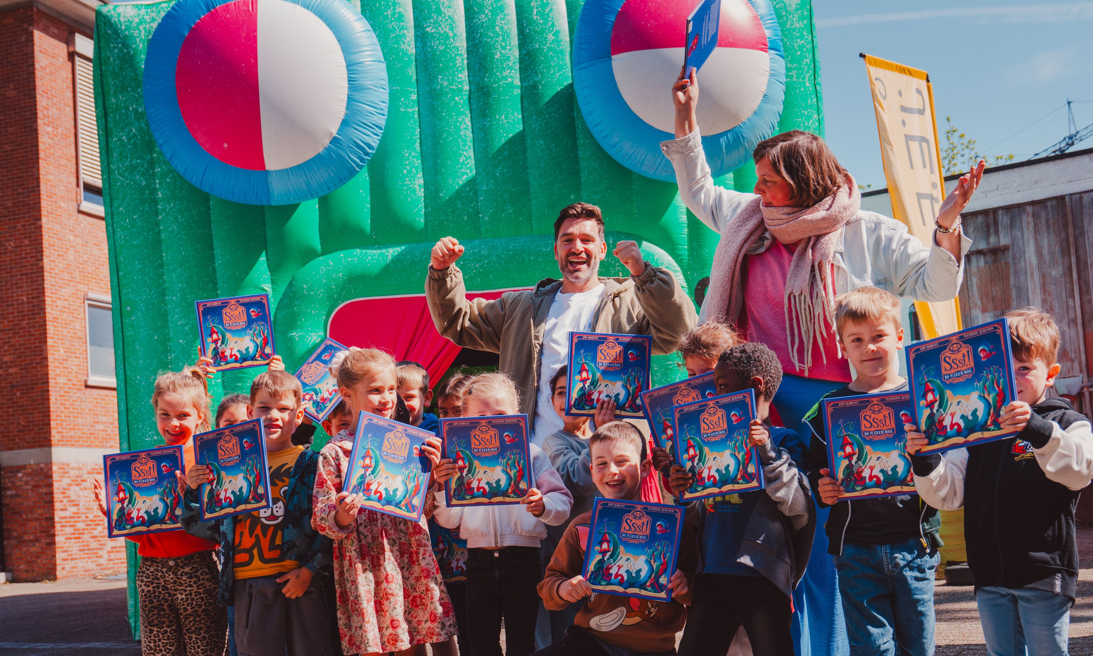 Artiest Metejoor samen met kinderen en een boek van Bollebozen op de foto