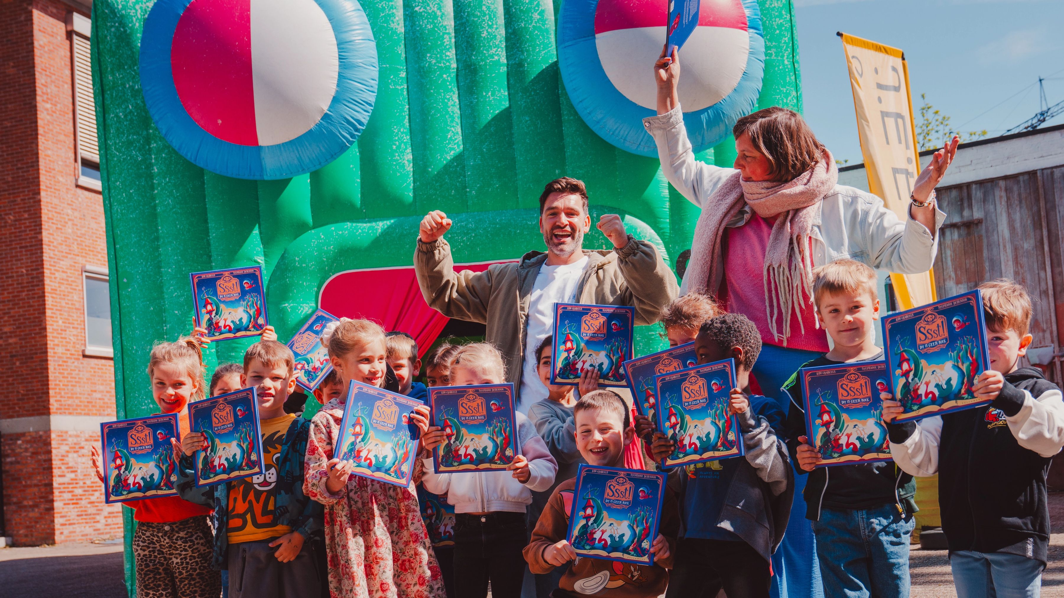 Artiest Metejoor samen met kinderen en een boek van Bollebozen op de foto