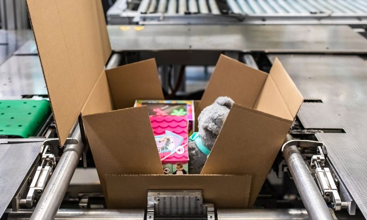 Verschillende artikelen op maat ingepakt door de multi-inpakmachine