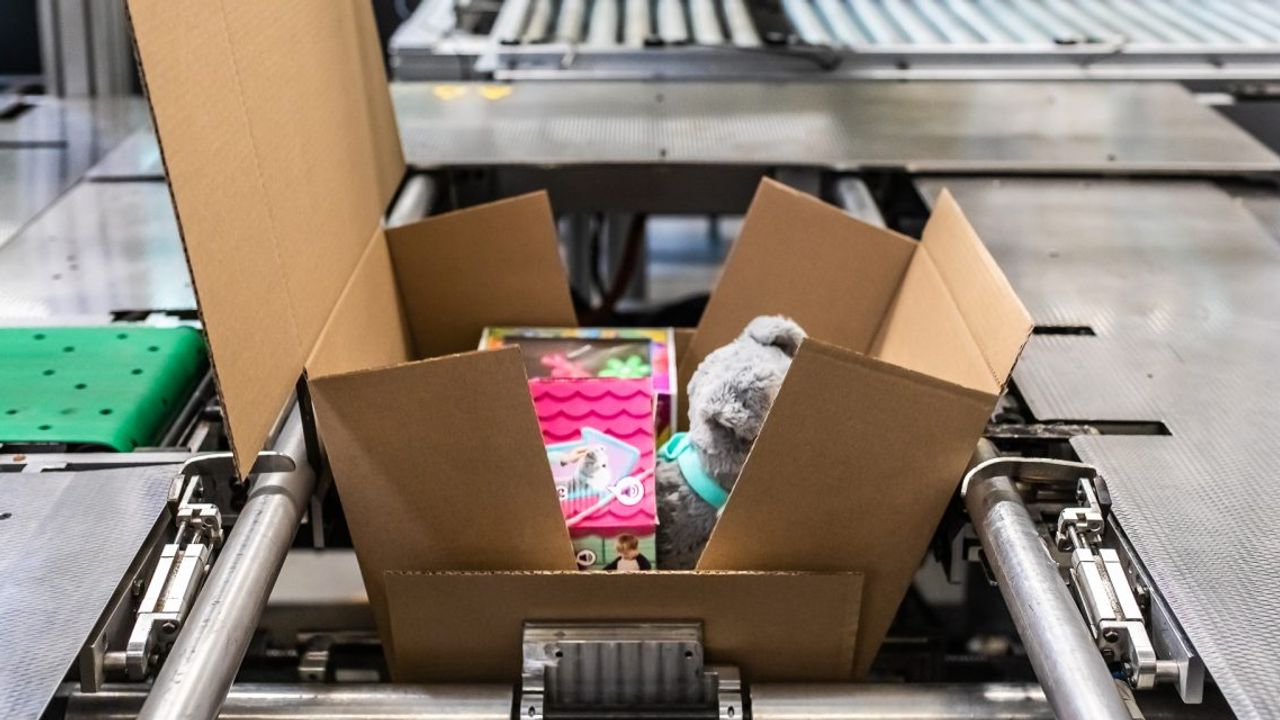 Verschillende artikelen op maat ingepakt door de multi-inpakmachine