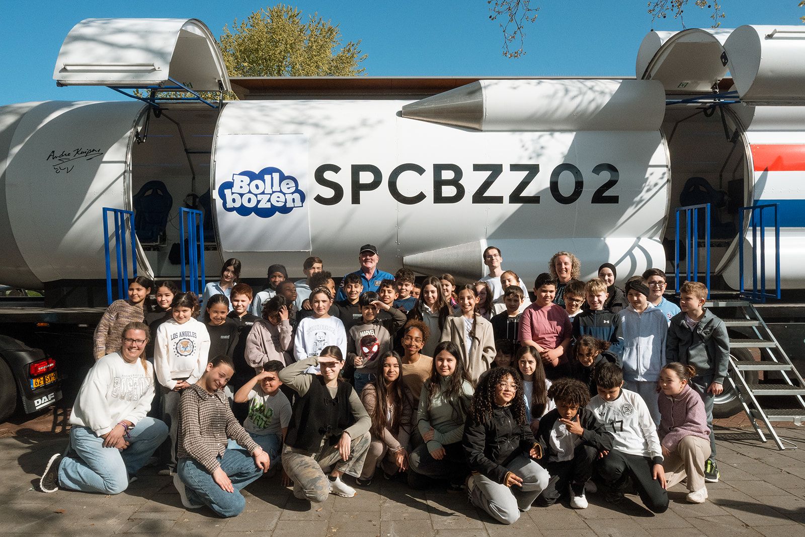 Andre Kuipers en leerlingen voor de Spacebuzz