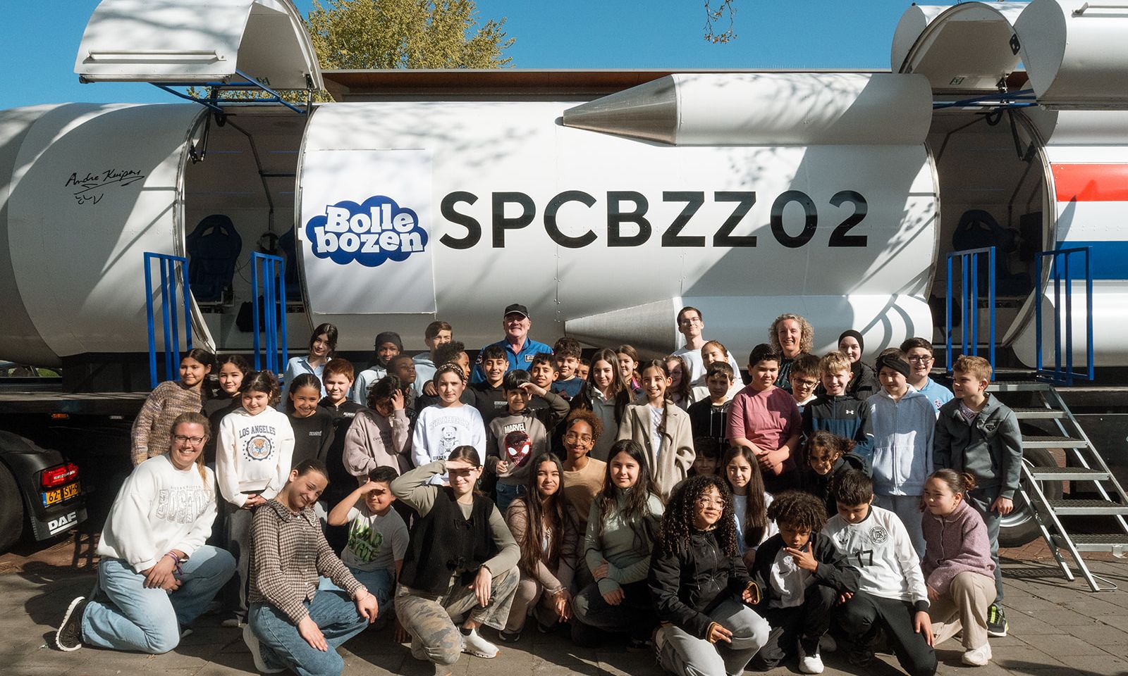 Andre Kuipers en leerlingen voor de Spacebuzz