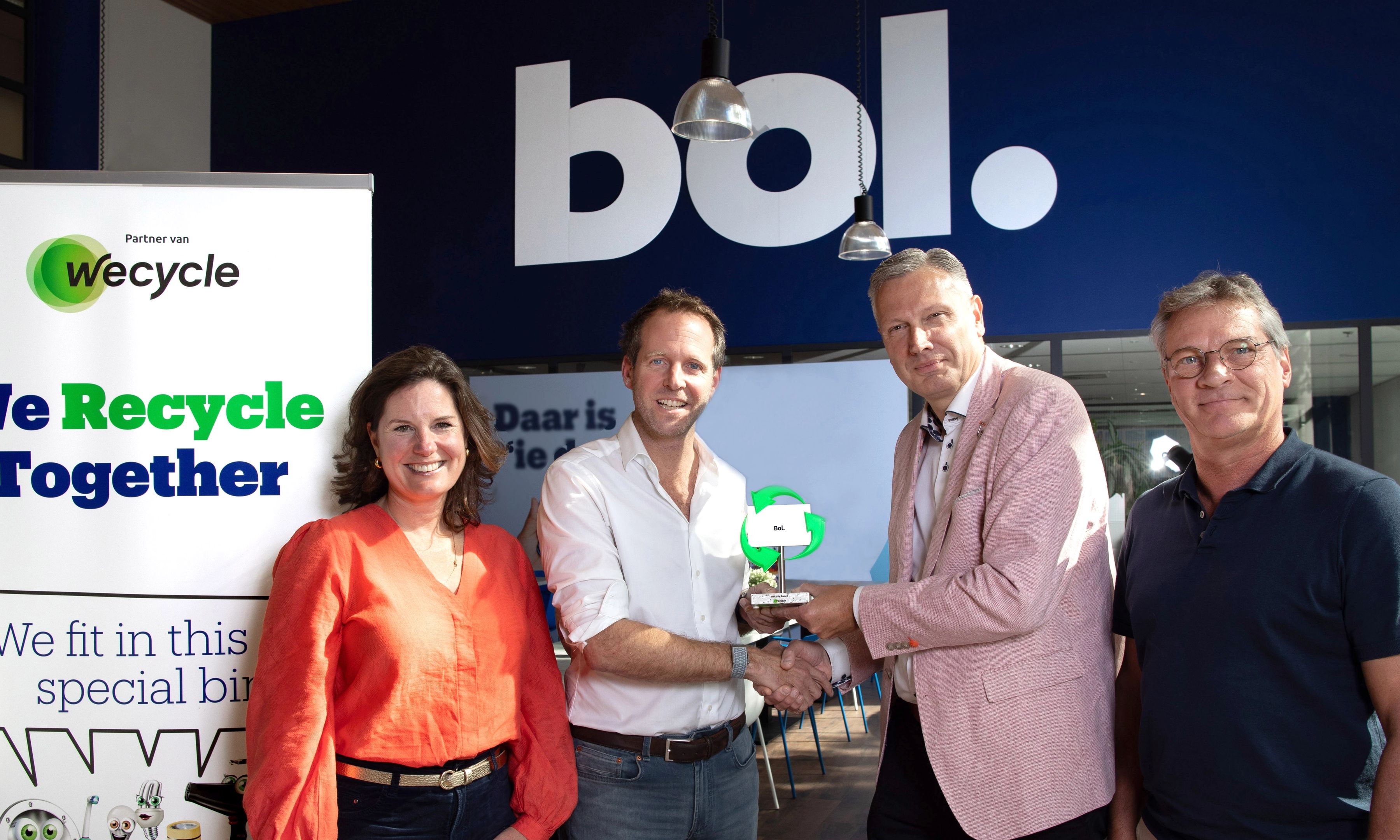 Foto v.l.n.r.: Marieke van der Heijden (bol), Peter de Haan (Stichting OPEN), Rogier van Drooge (bol) en Arjan Leget (bol)