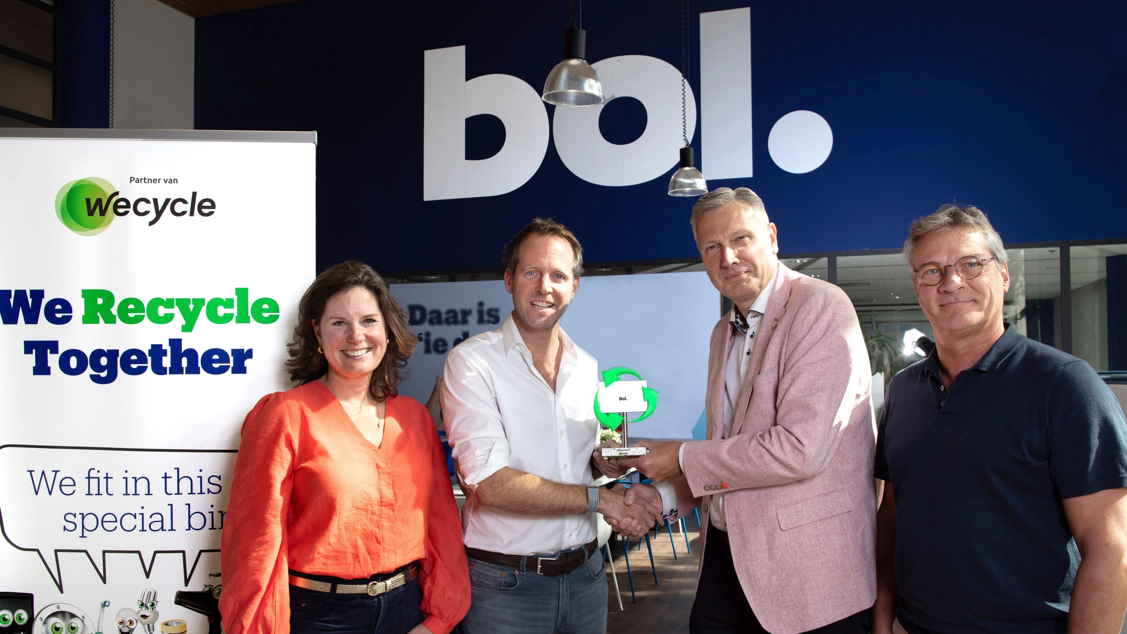 Foto v.l.n.r.: Marieke van der Heijden (bol), Peter de Haan (Stichting OPEN), Rogier van Drooge (bol) en Arjan Leget (bol)