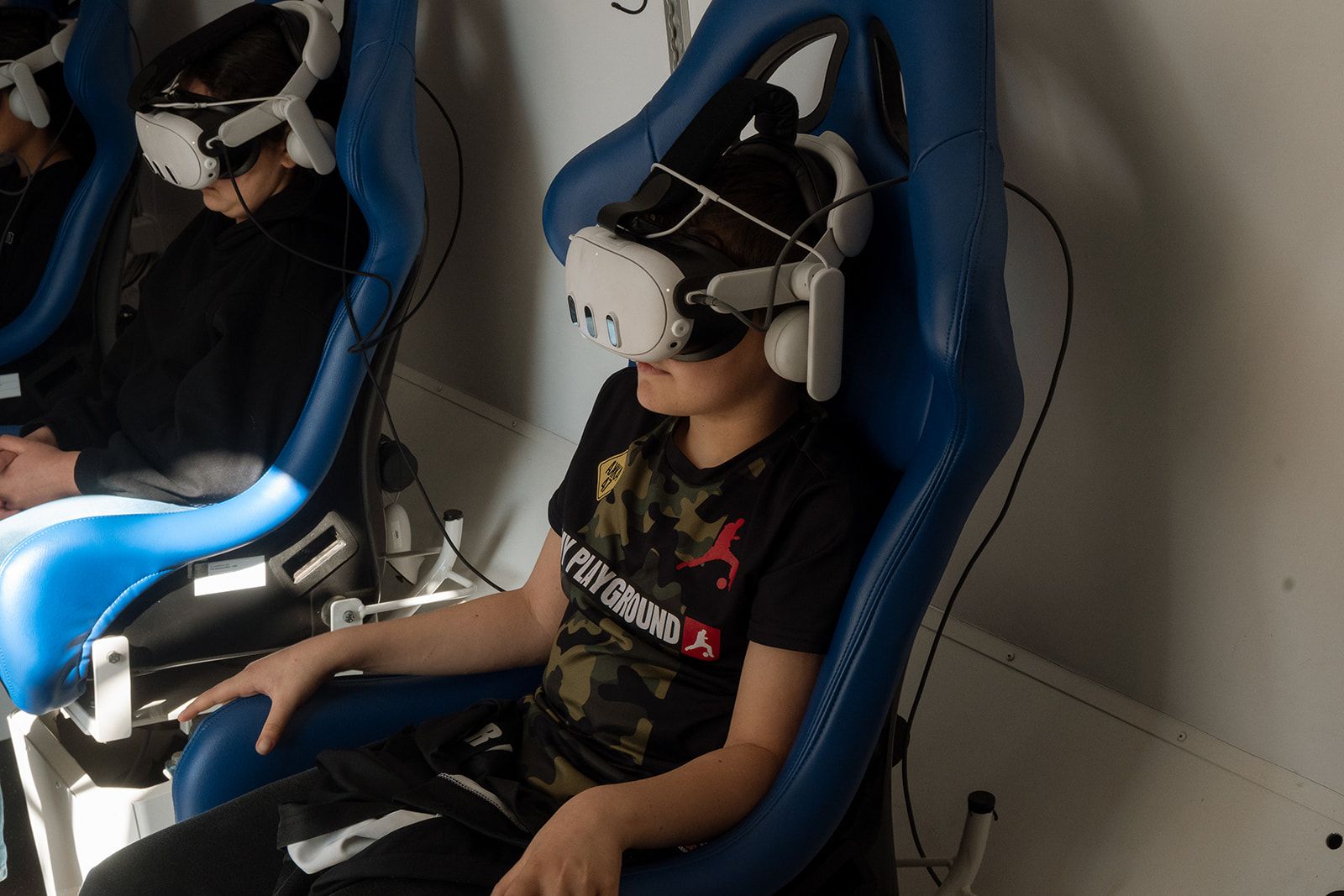 Jongen die de VR-experience ondergaat in de Spacebuzz