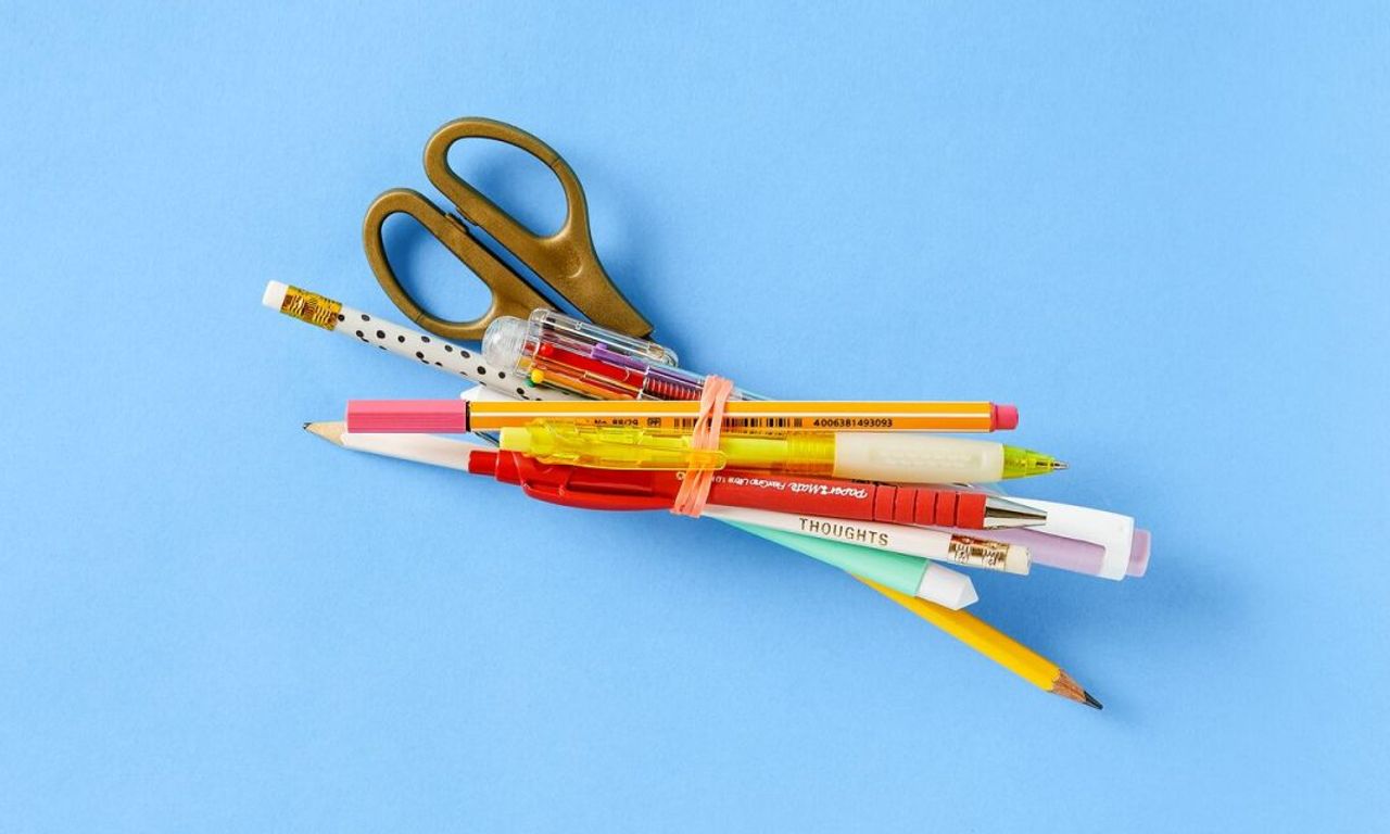 ‘Bol.com bollebozen’ deelt schoolspullen uit aan kinderen in armoede via voedselbanken in Nederland en België