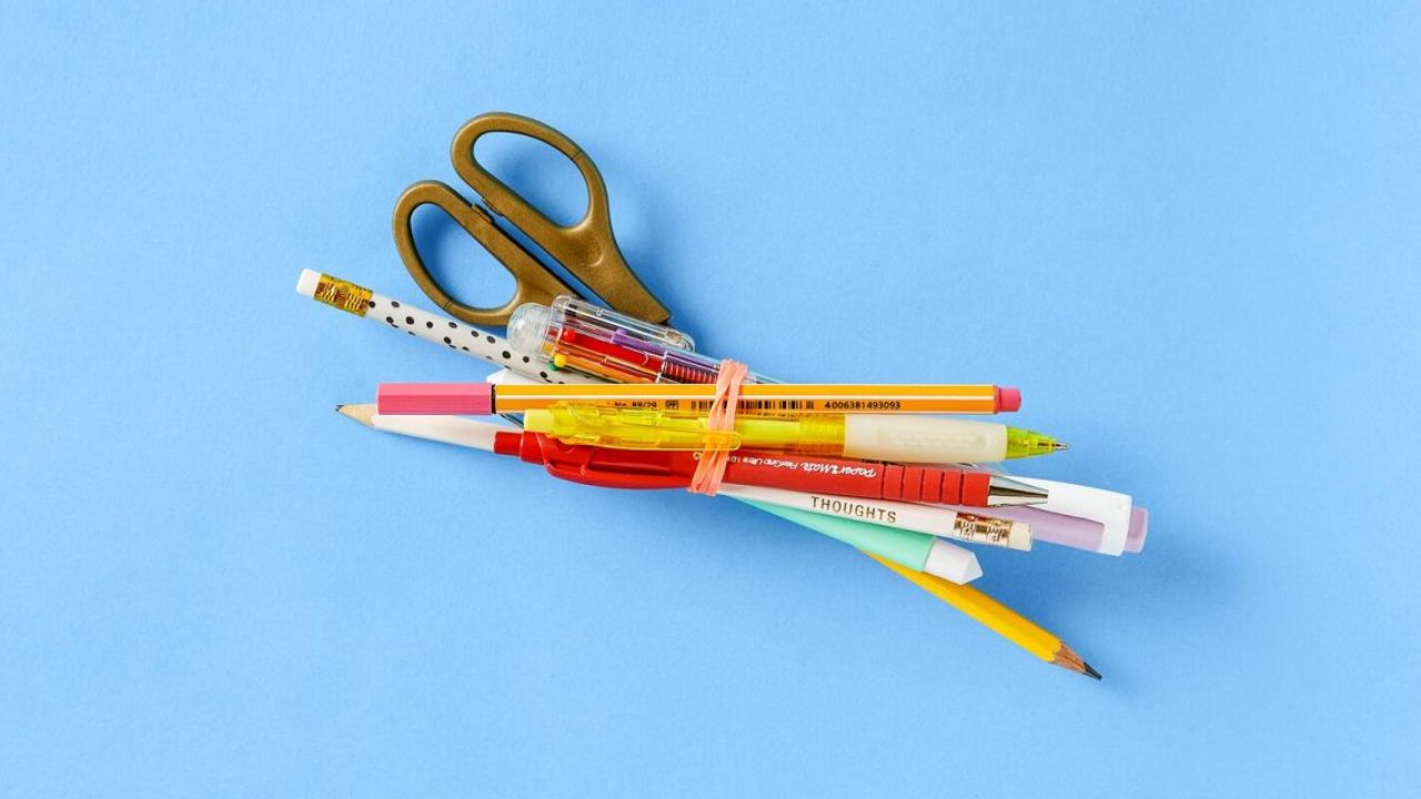 ‘Bol.com bollebozen’ deelt schoolspullen uit aan kinderen in armoede via voedselbanken in Nederland en België