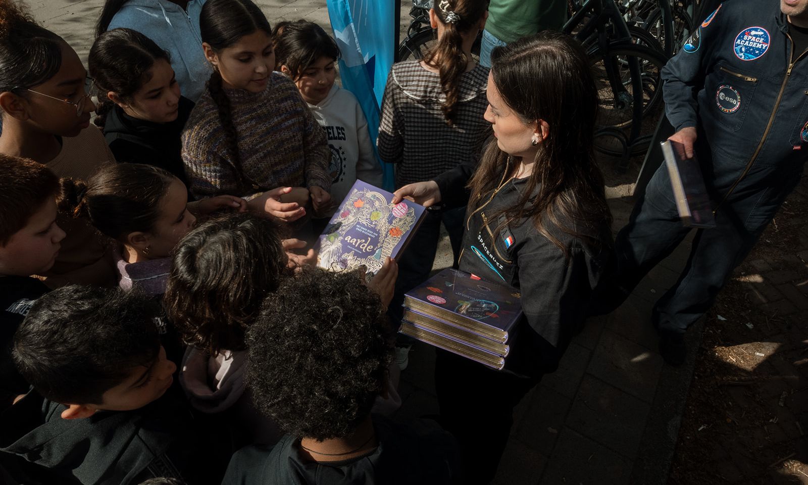 Boeken van Bollebozen worden uitgedeeld door de directrice.