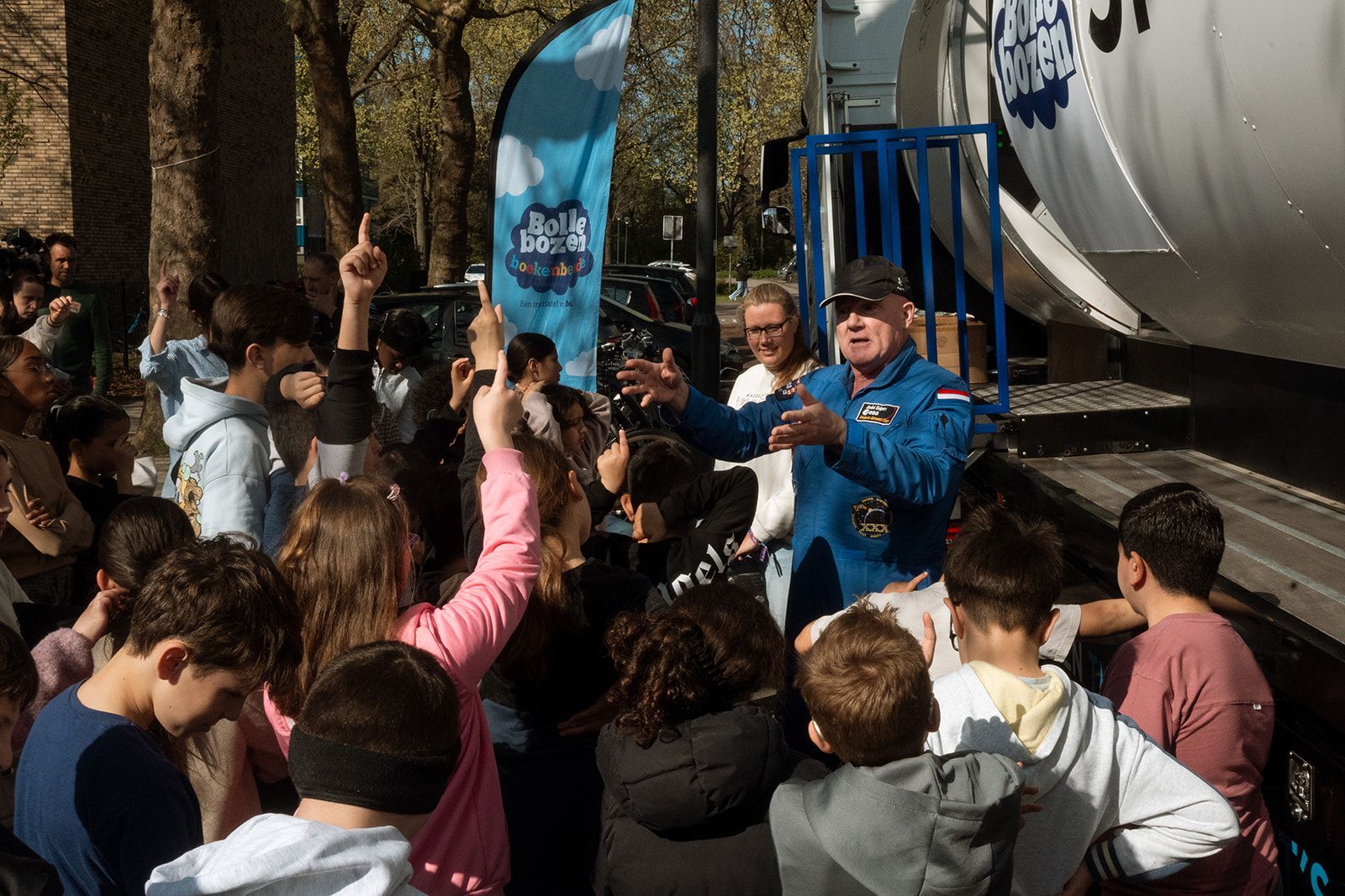 Andre Kuipers en leerlingen voor de Spacebuzz