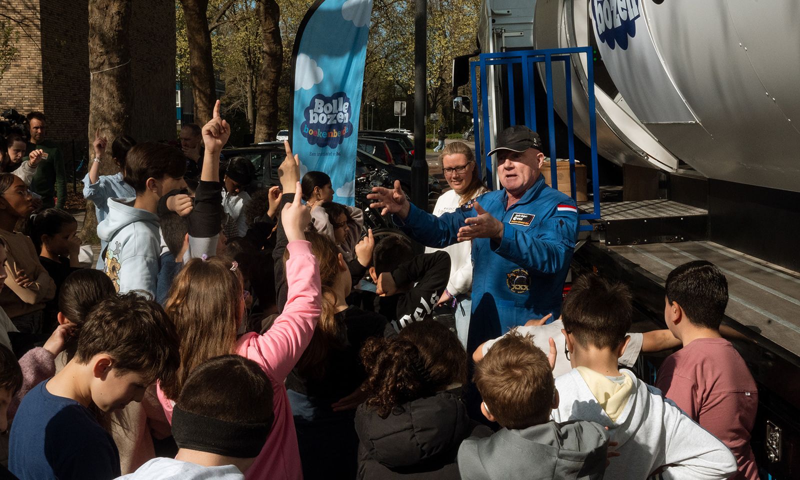 Andre Kuipers en leerlingen voor de Spacebuzz