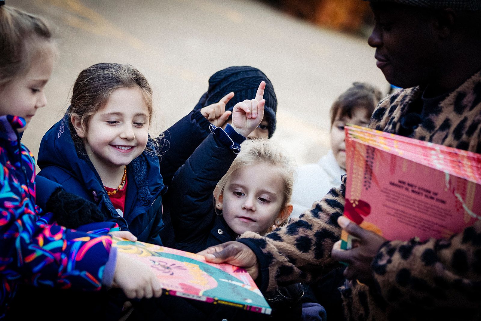 Kinderen die via Bollebozen een boek cadeau krijgen. 