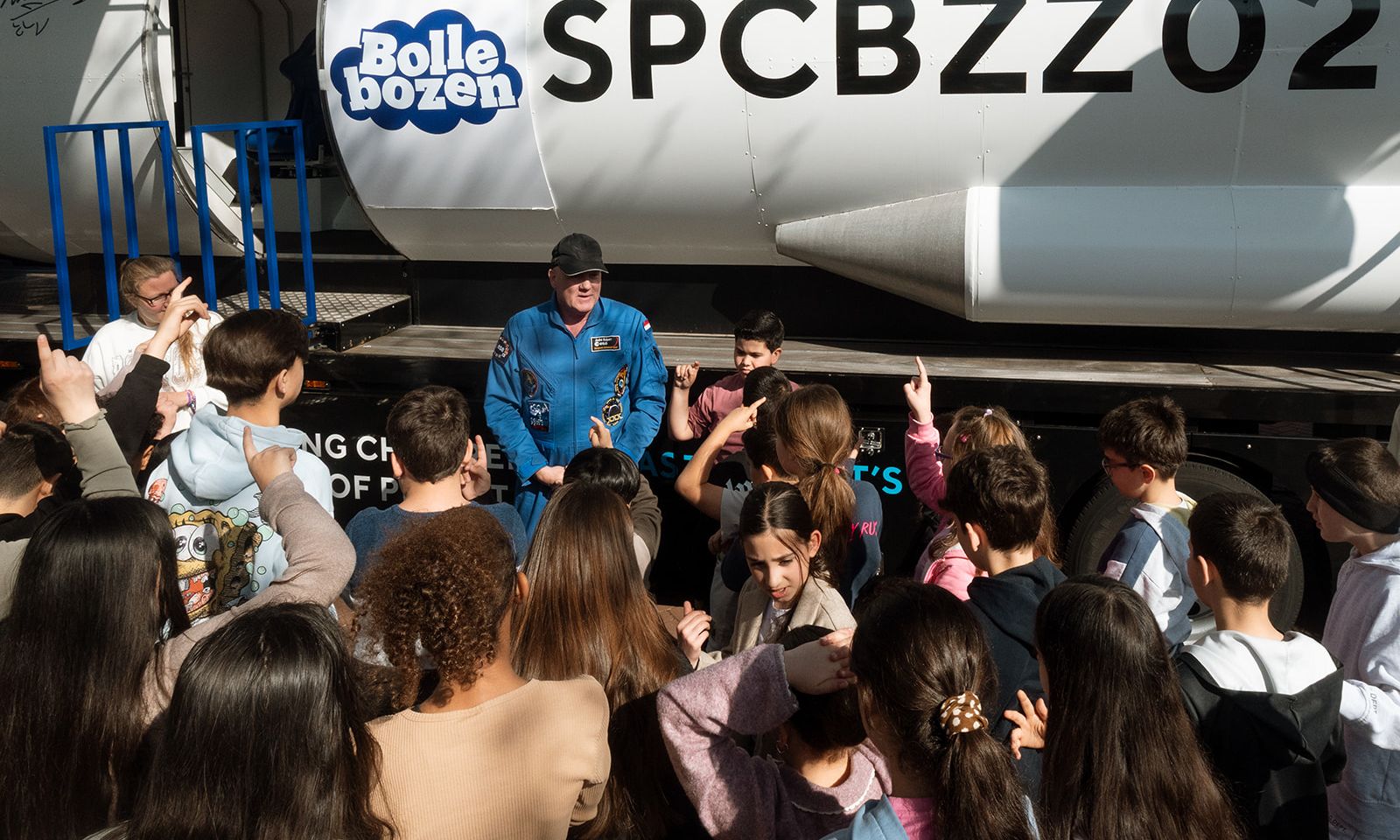 Andre Kuipers en leerlingen voor de Spacebuzz