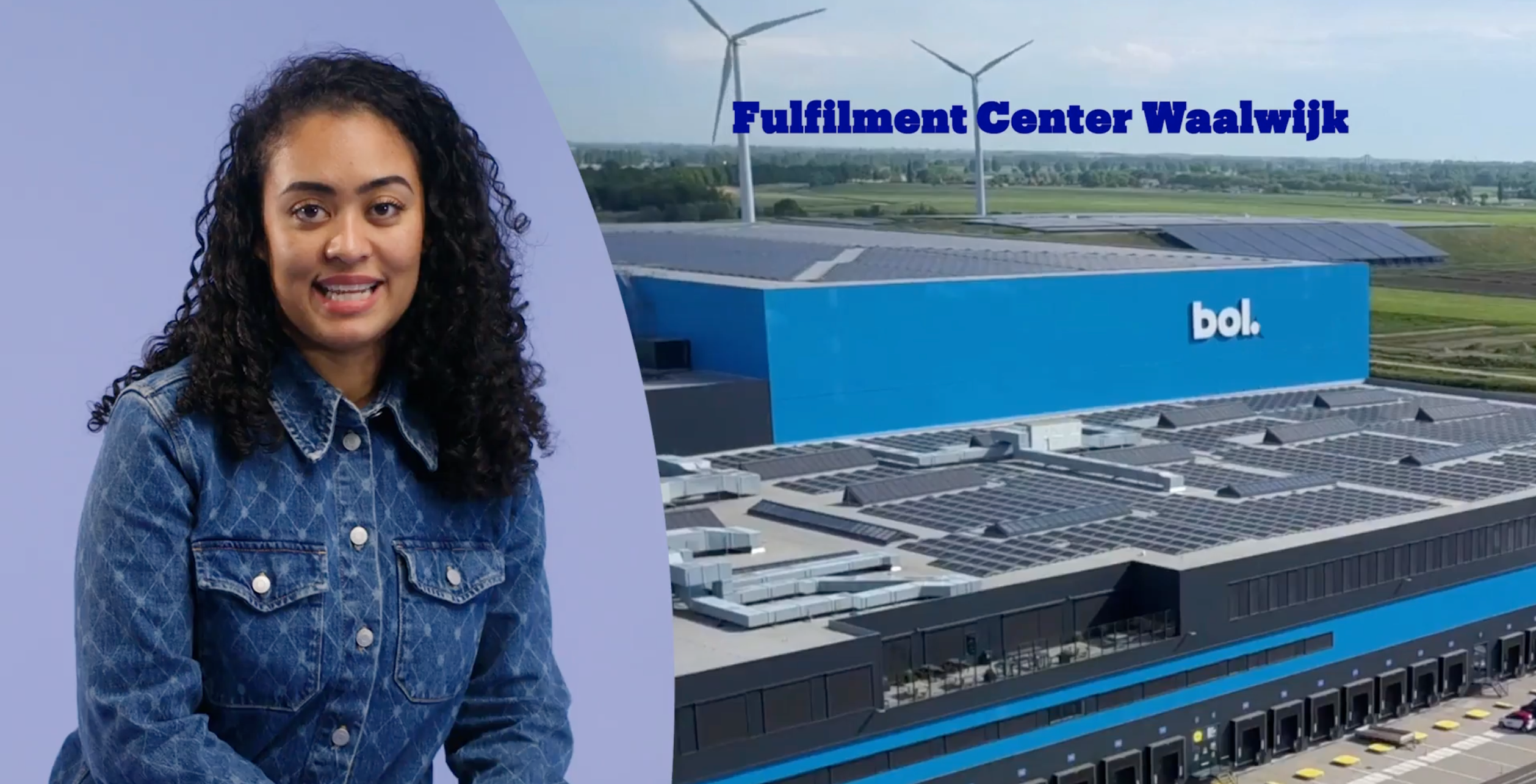 De presentatrice links in beeld terwijl rechts een groot fulfilment center van bol in Waalwijk te zien is.