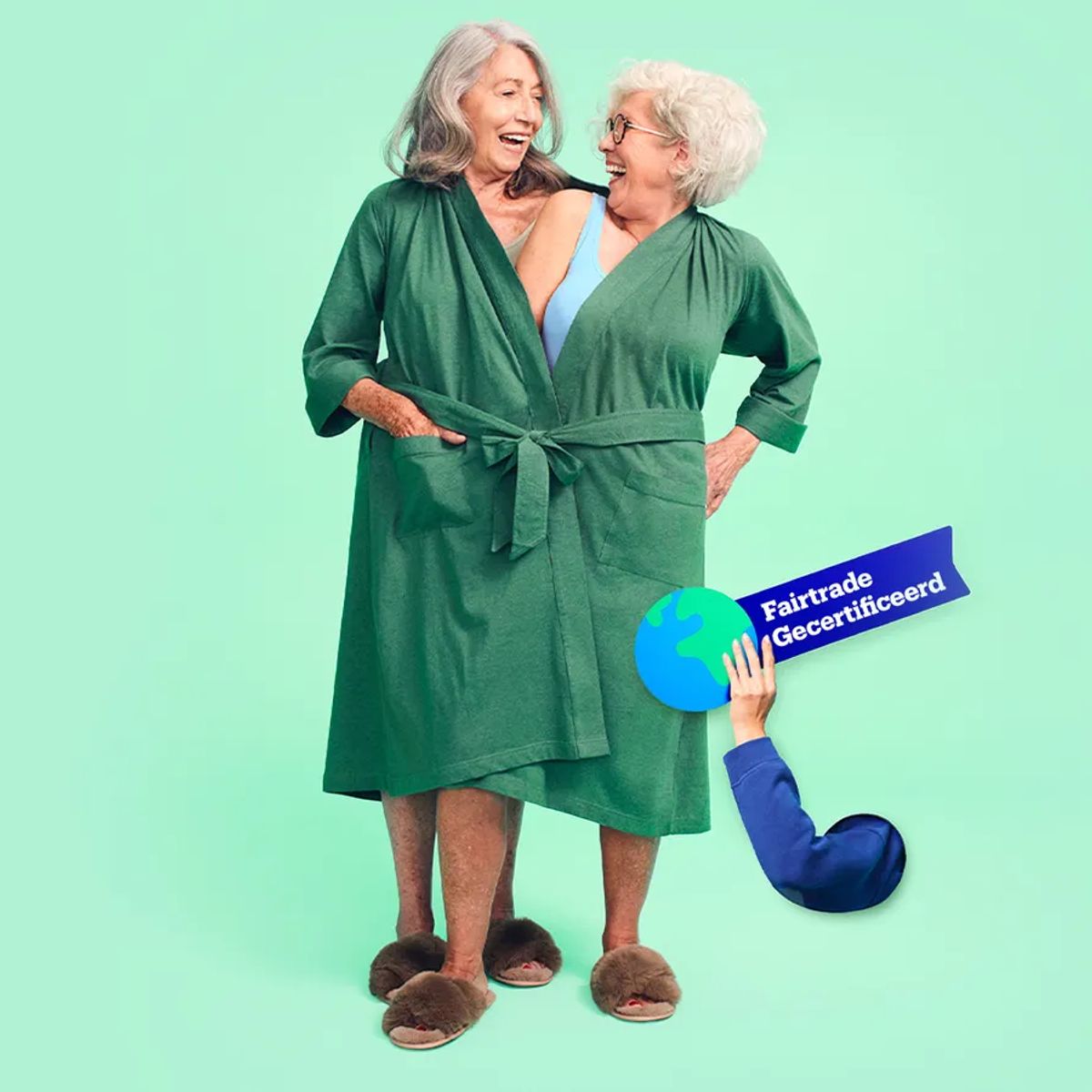 Twee vrouwen in badjas, wereldbolletje