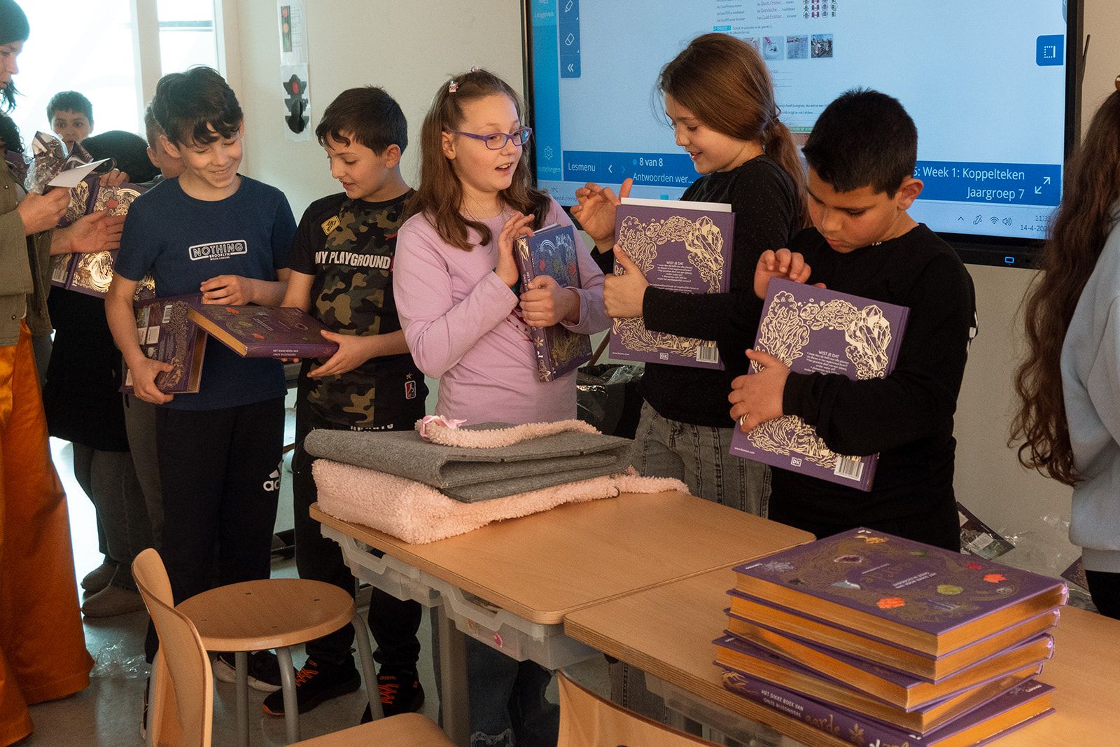 Kinderen in de rij voor een boek