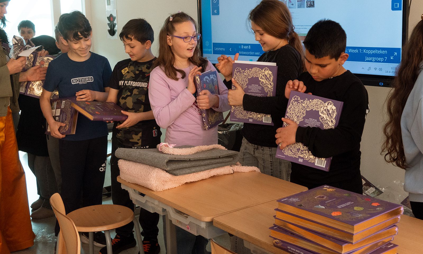Kinderen in de rij voor een boek