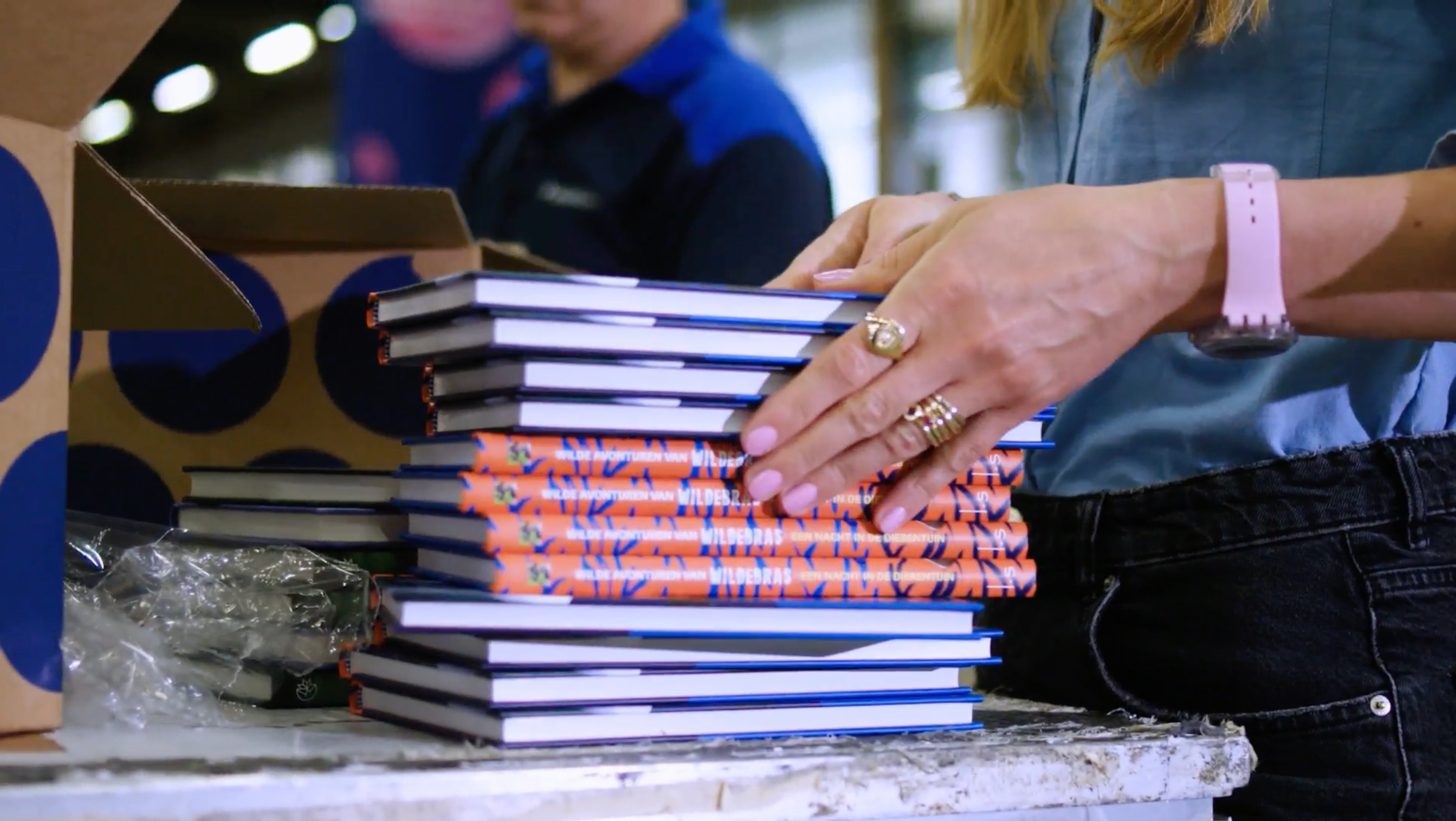 Een stapel boeken om te doneren.