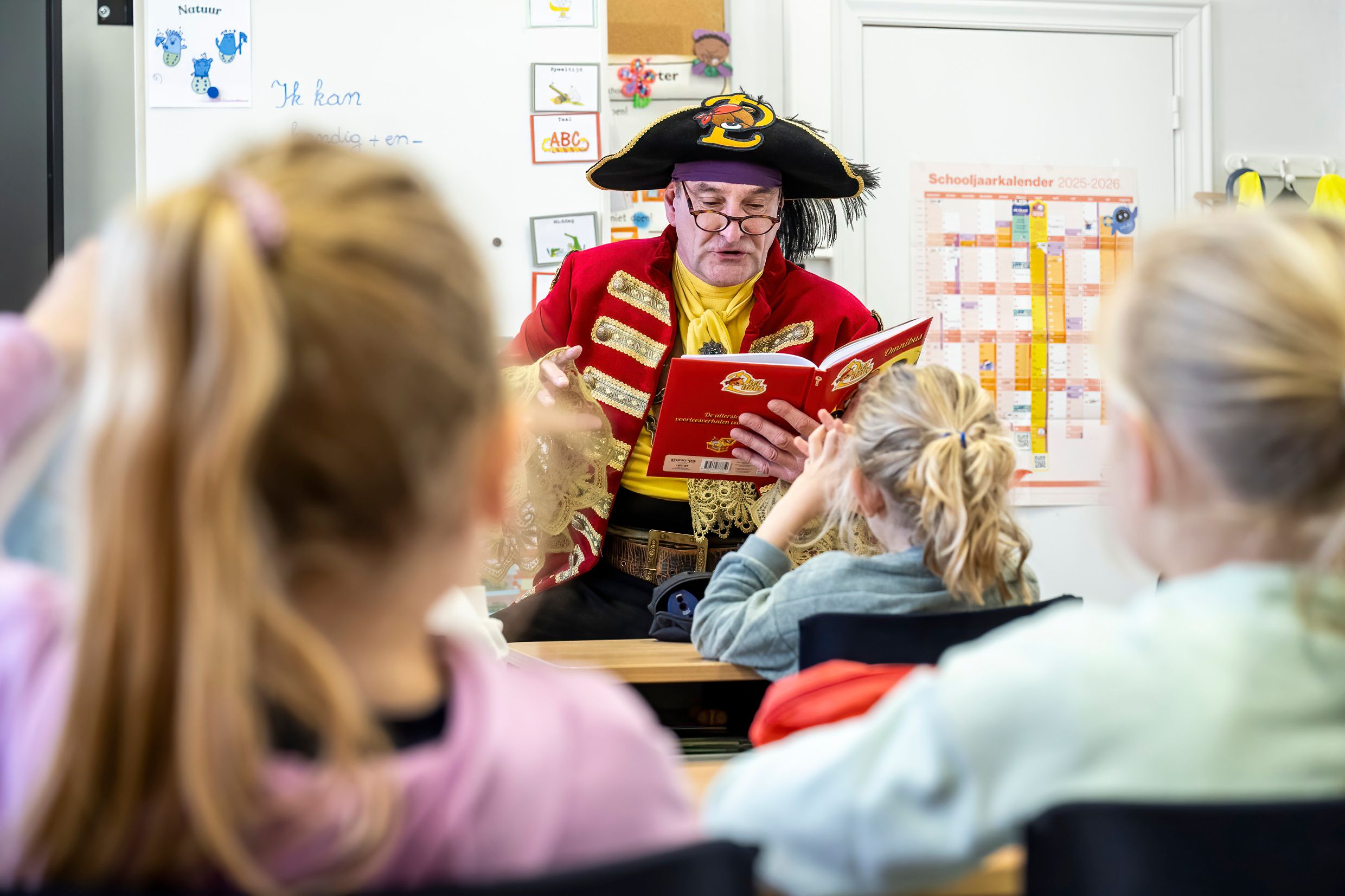 Piet Piraat leest voor. 