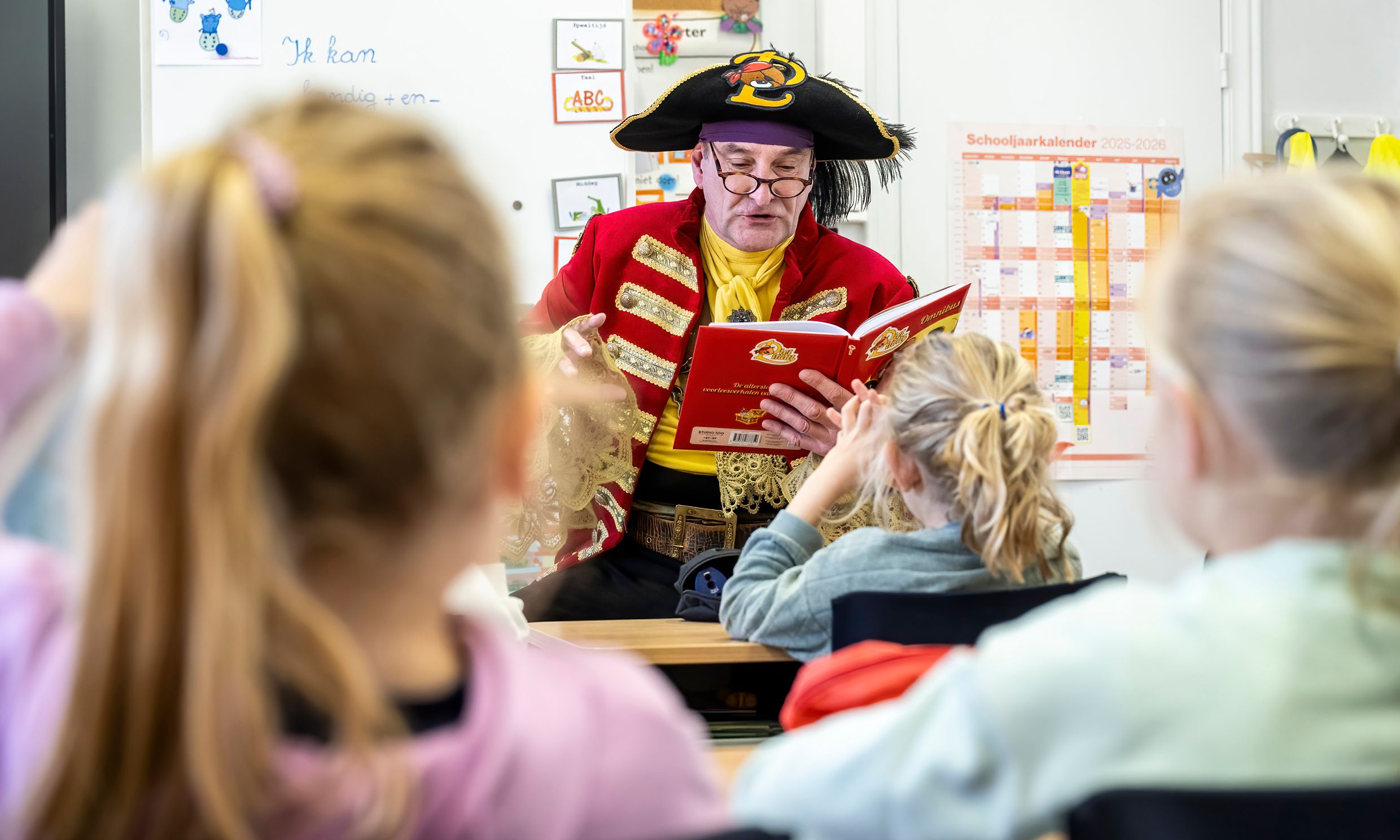 Piet Piraat leest voor.