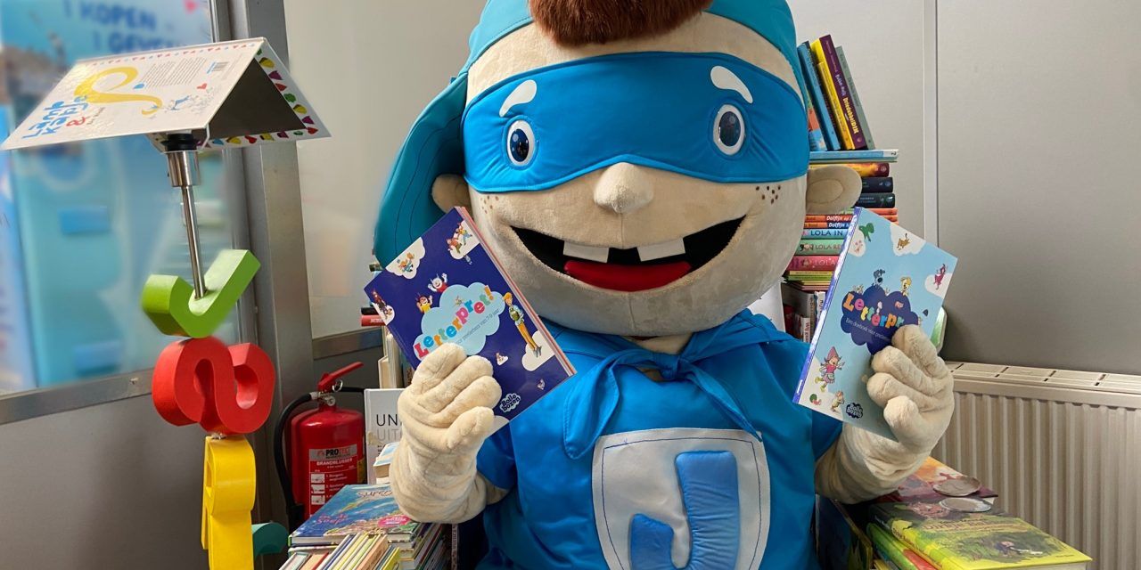 Mascotte Jarige Job krijgt de eerste Letterpret!-doeboeken