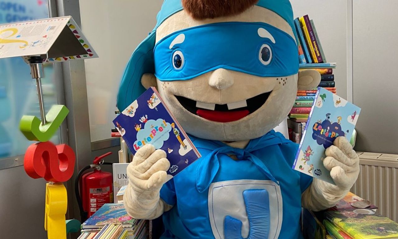 Mascotte Jarige Job krijgt de eerste Letterpret!-doeboeken