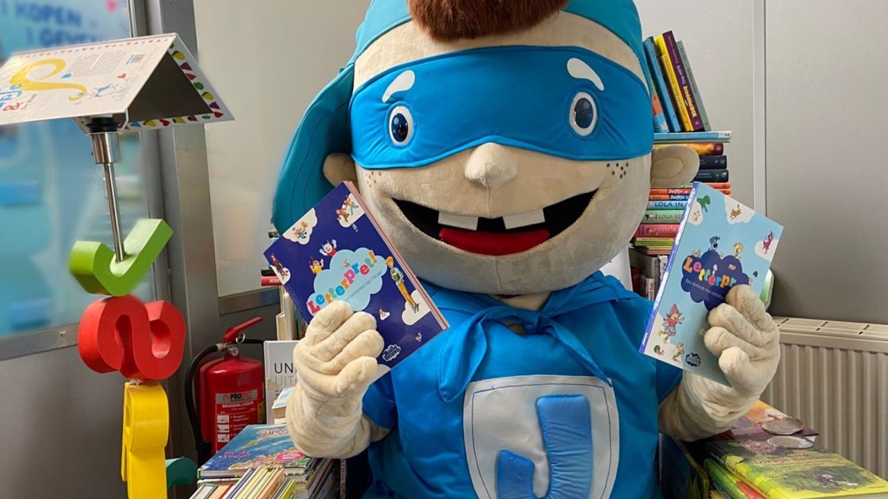 Mascotte Jarige Job krijgt de eerste Letterpret!-doeboeken